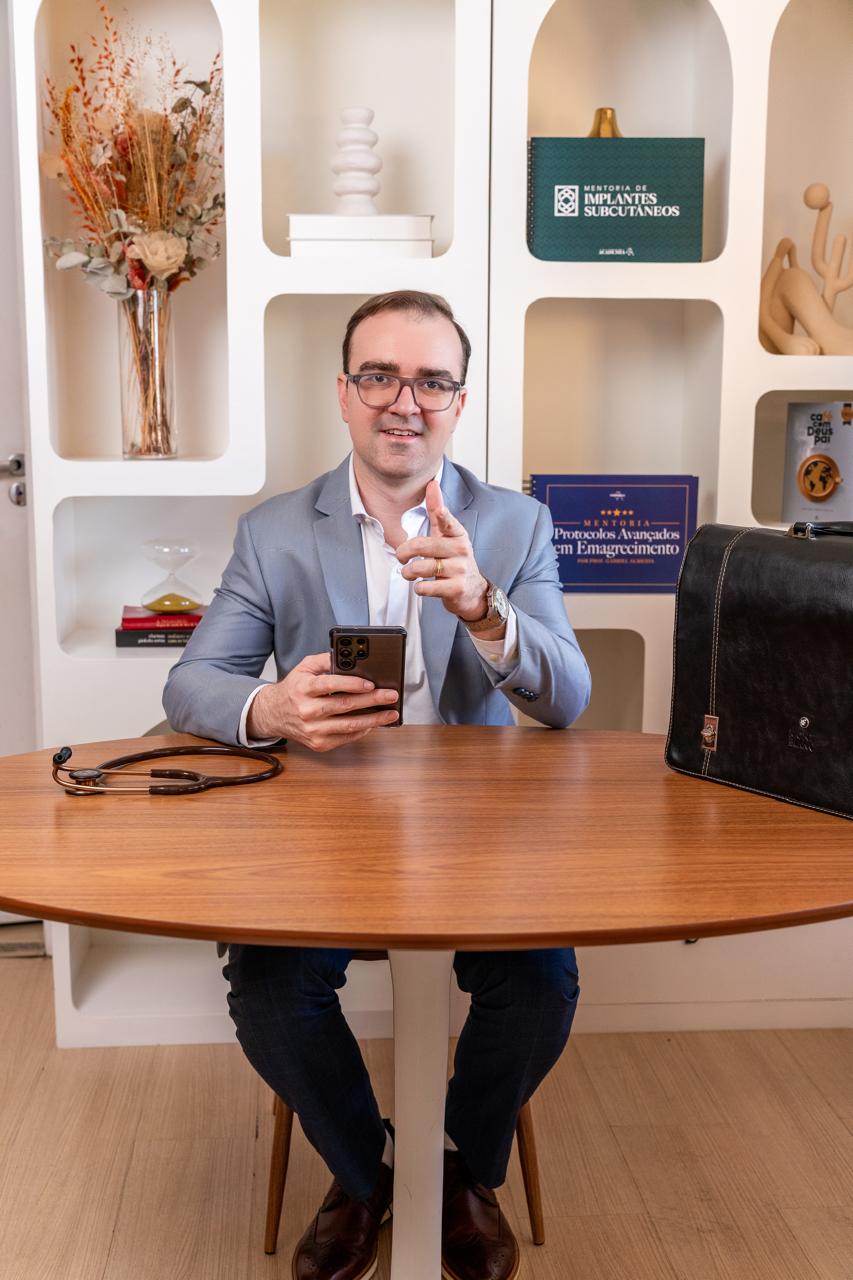Dr. Guilherme em seu consultório