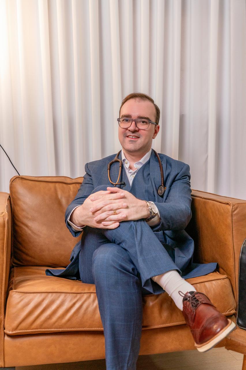Dr. Guilherme em consultório